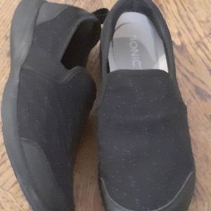 Vionic slip on sneakers, 9.5, black